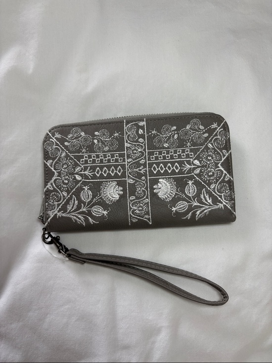 Handbags - NWT Embroidered Gray Wristlet Wallet Floral
